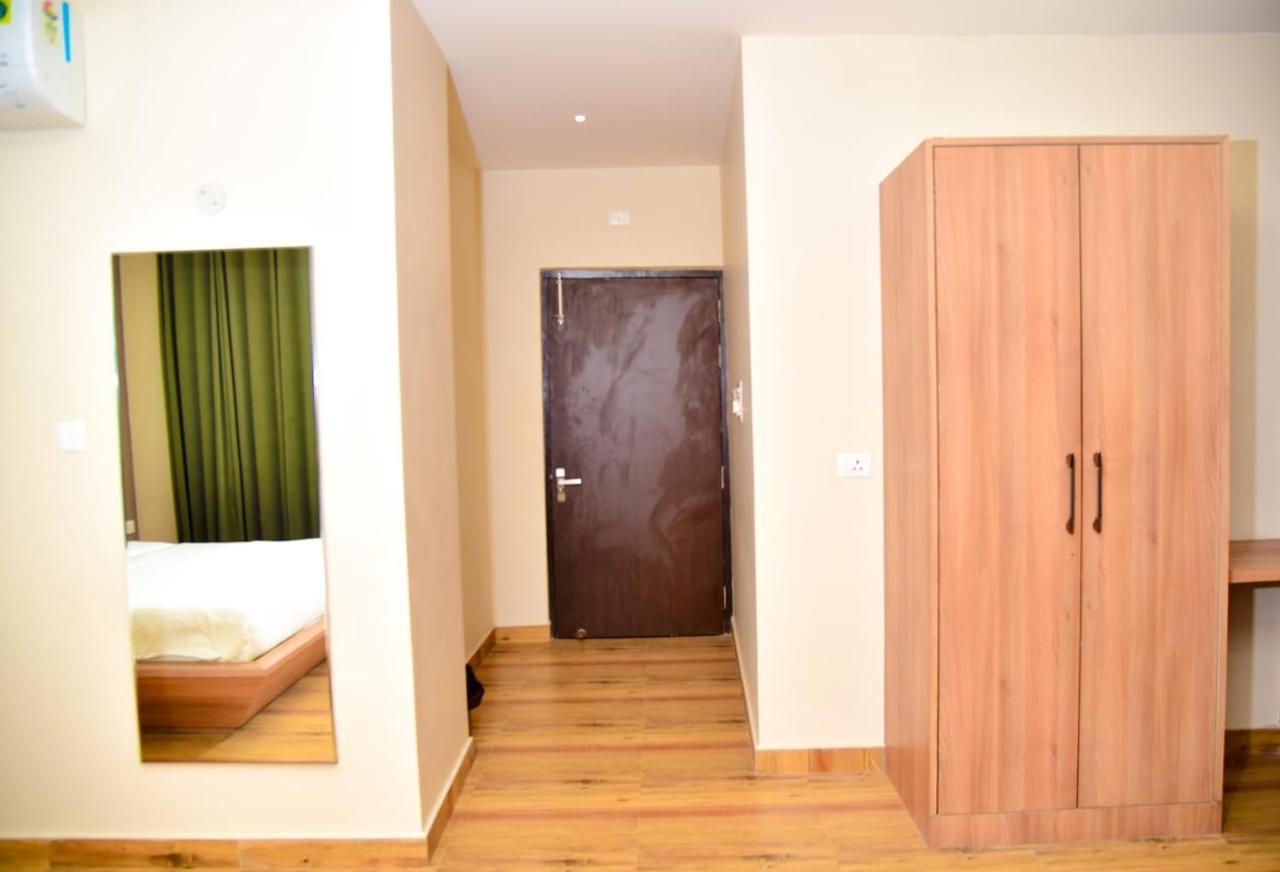 לקנאו Hotel Olive Crown מראה חיצוני תמונה