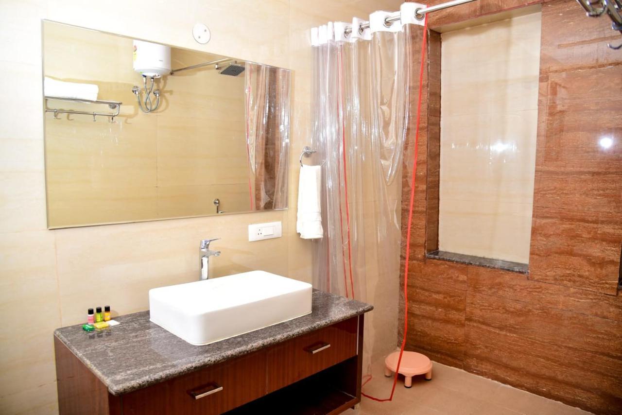לקנאו Hotel Olive Crown מראה חיצוני תמונה