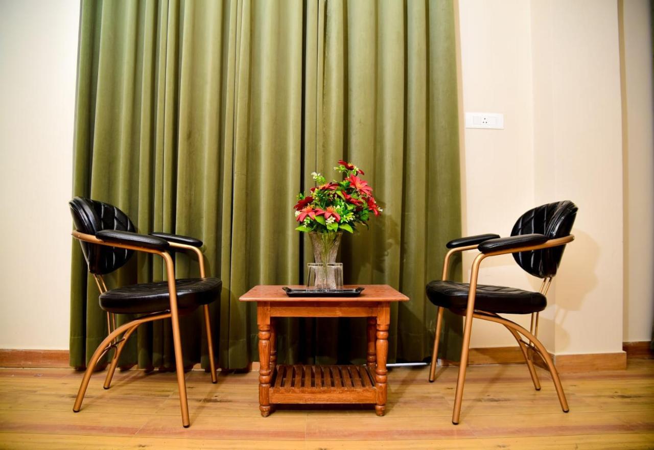 לקנאו Hotel Olive Crown מראה חיצוני תמונה