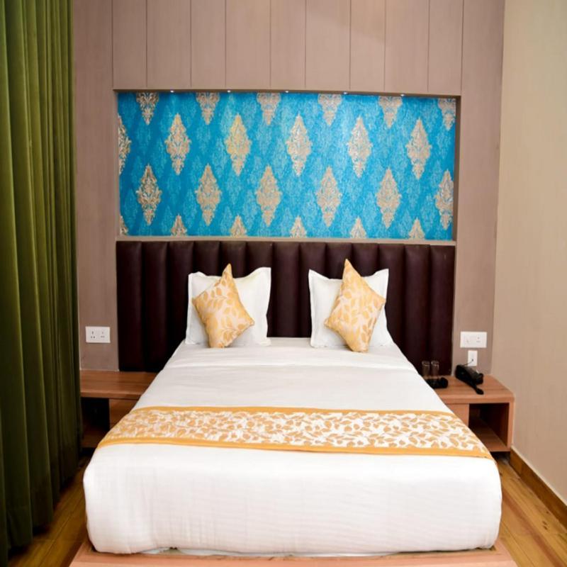לקנאו Hotel Olive Crown מראה חיצוני תמונה