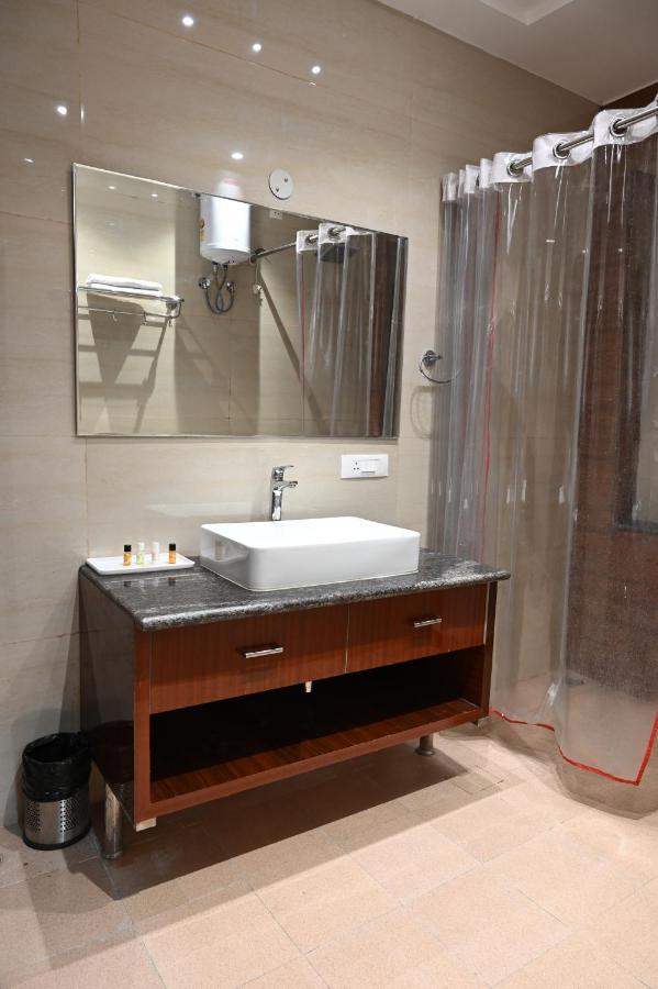 לקנאו Hotel Olive Crown מראה חיצוני תמונה