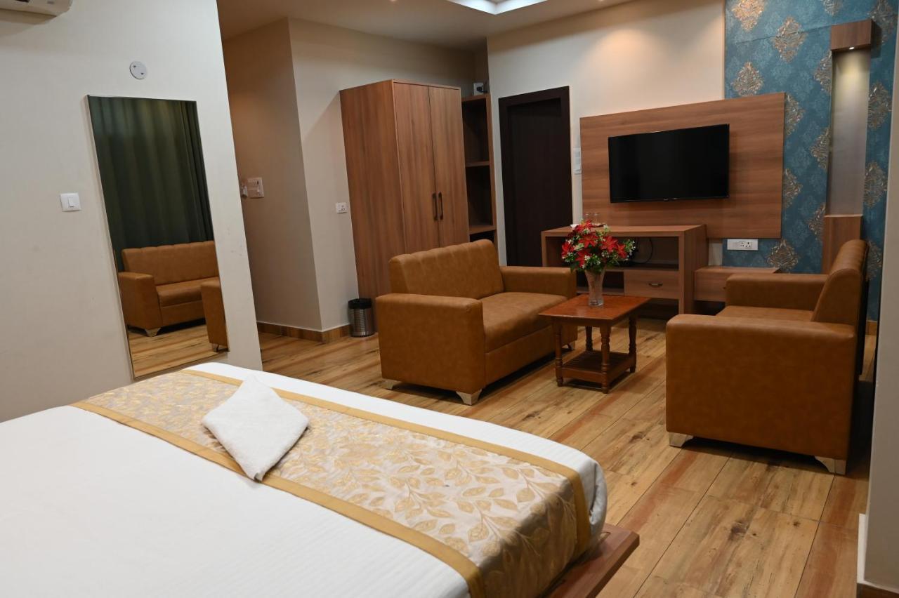 לקנאו Hotel Olive Crown מראה חיצוני תמונה