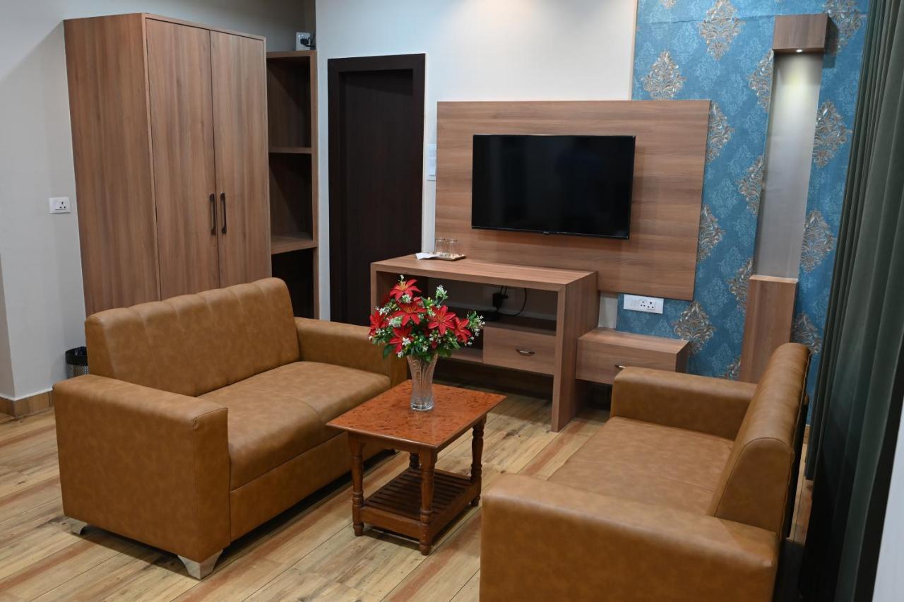 לקנאו Hotel Olive Crown מראה חיצוני תמונה