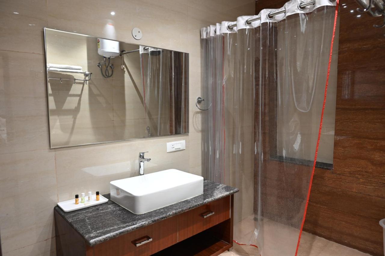 לקנאו Hotel Olive Crown מראה חיצוני תמונה